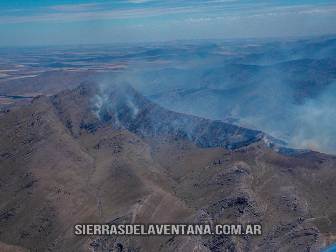 Incendio sobre las Sierras de la Ventana