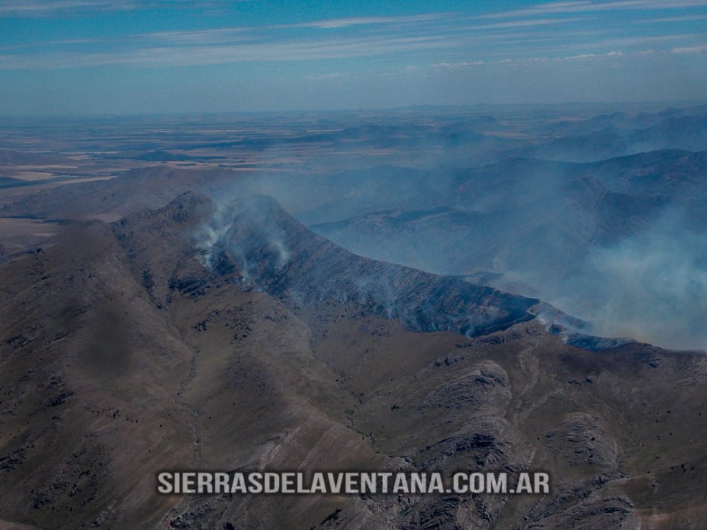 Incendio sobre las Sierras de la Ventana