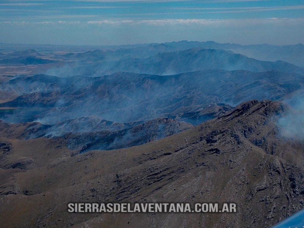 Incendio sobre las Sierras de la Ventana